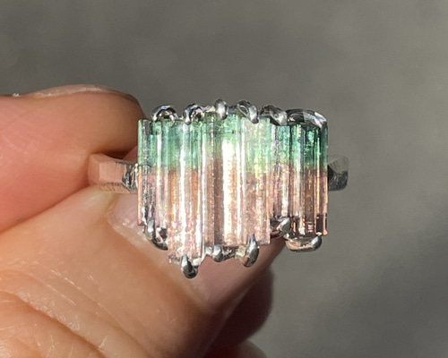 オーロラのような バイカラー トルマリン 原石2.76ct ツメ留め