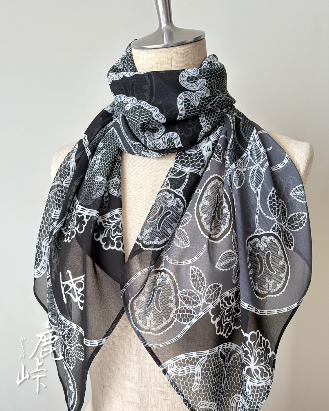脳柄スカーフ Botanical Cortex – 黒 / Black MRI (ブラック系)