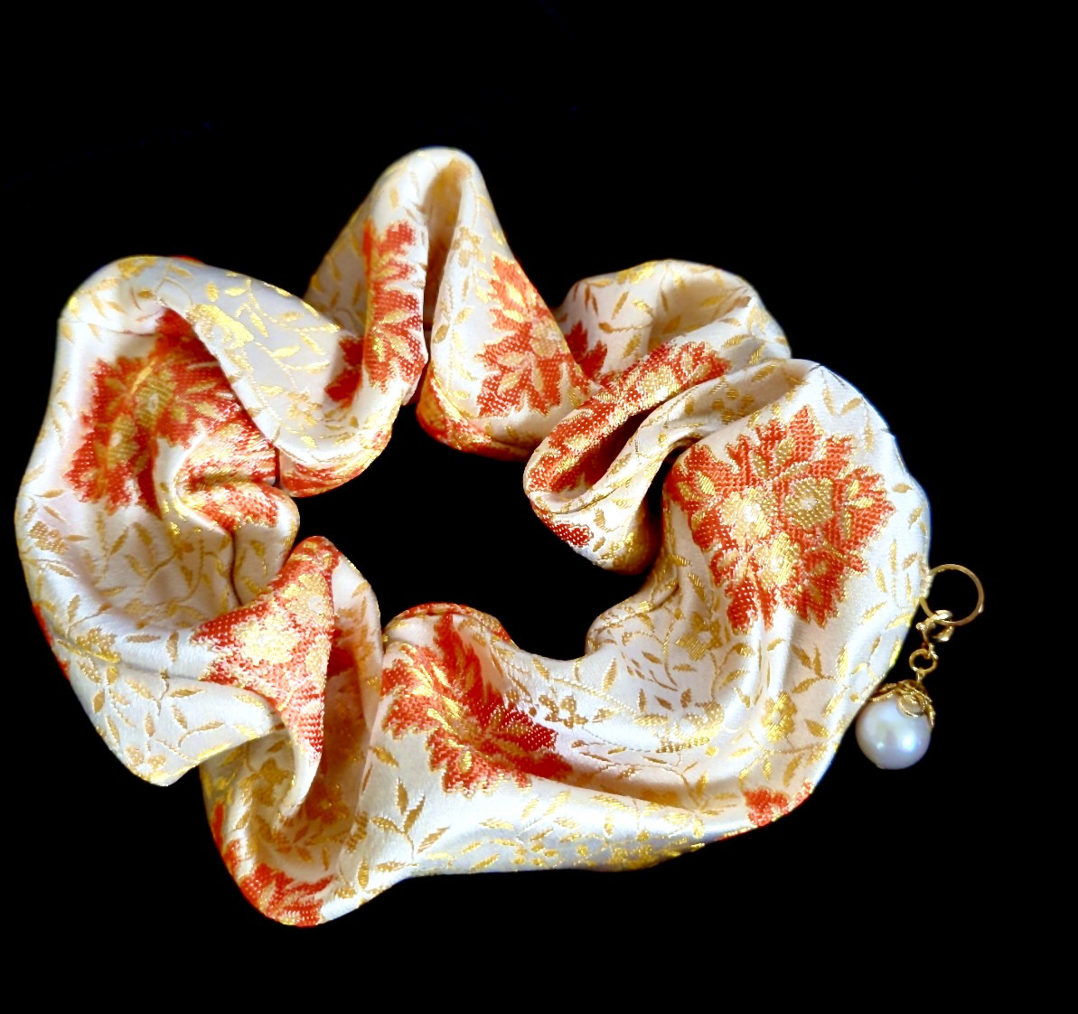 華やか和風シュシュ淡水パール付き❀西陣織　真珠色地に橙色の宝相華文様　S43