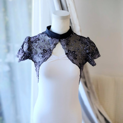 黒に白い清楚な小花レースの胸元ギャザーの可憐で贅沢な娘役レオタードS～Mサイズ アイボリーの小花レースがおしとやかな胸元ギャザーの白い娘役風