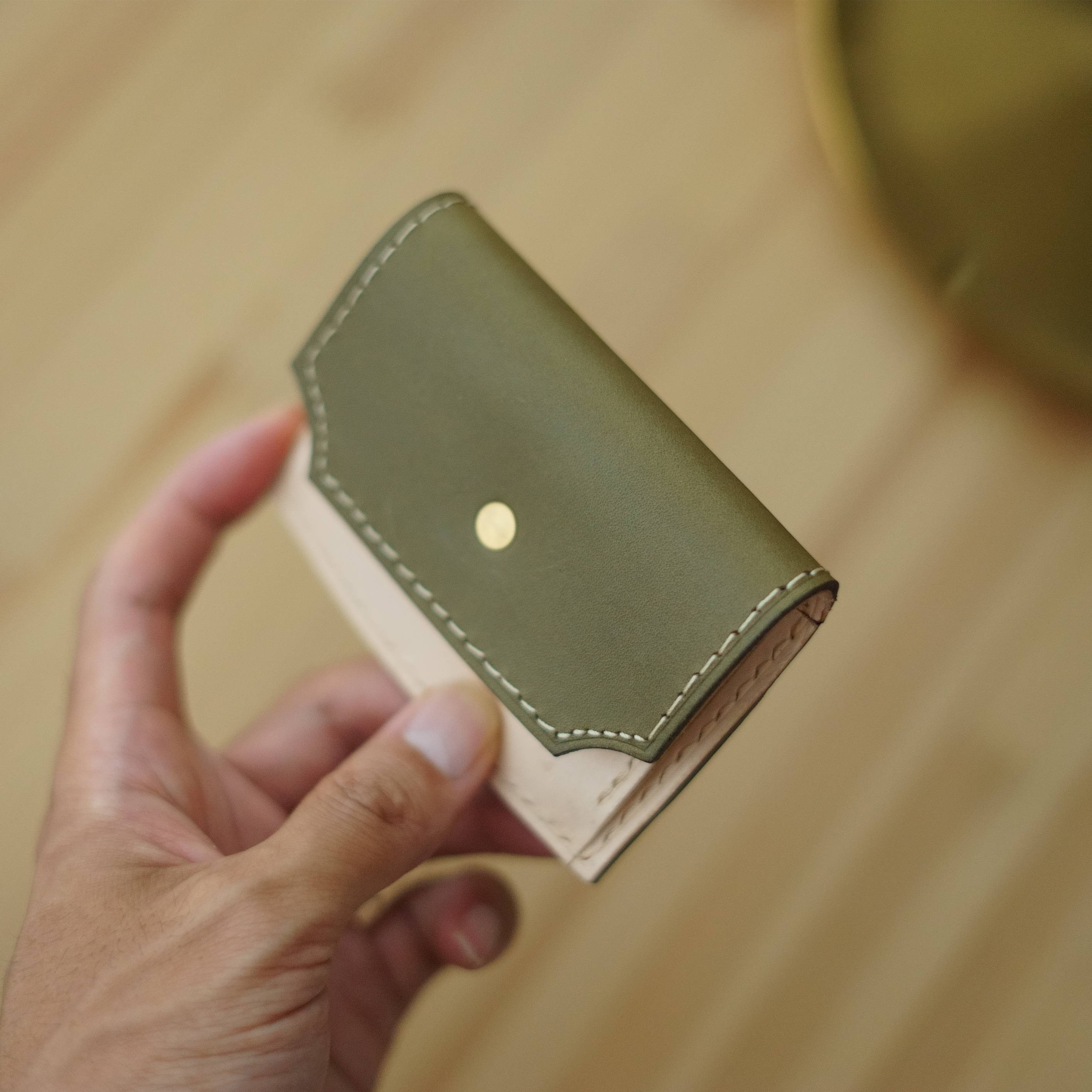 本革バイカラー二つ折りミニ財布｜オリーブグリーン × ナチュラルヌメ革 イタリアンレザー