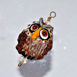 コンちゃん専用　フクロウのトンボ玉　ガラスのジュエリー　ペンダントトップ（11770-500）作家物一点物 2枚目の画像