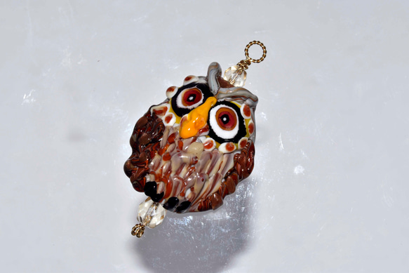 コンちゃん専用　フクロウのトンボ玉　ガラスのジュエリー　ペンダントトップ（11770-500）作家物一点物 2枚目の画像