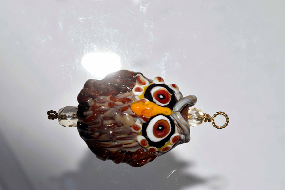 コンちゃん専用　フクロウのトンボ玉　ガラスのジュエリー　ペンダントトップ（11770-500）作家物一点物 4枚目の画像