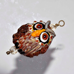 コンちゃん専用　フクロウのトンボ玉　ガラスのジュエリー　ペンダントトップ（11770-500）作家物一点物 3枚目の画像
