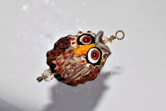 コンちゃん専用　フクロウのトンボ玉　ガラスのジュエリー　ペンダントトップ（11770-500）作家物一点物 3枚目の画像