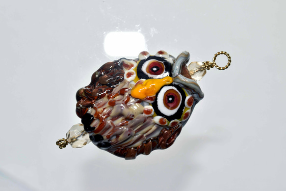 コンちゃん専用　フクロウのトンボ玉　ガラスのジュエリー　ペンダントトップ（11770-500）作家物一点物 1枚目の画像