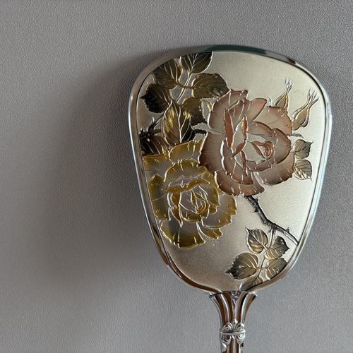 フランス　アンティーク　プチポアン　手鏡　ハンドミラー　真鍮　刺繍　薔薇 国産の古い薔薇の華が描かれた手鏡 ハンドミラー 手鏡 ヴィンテージ