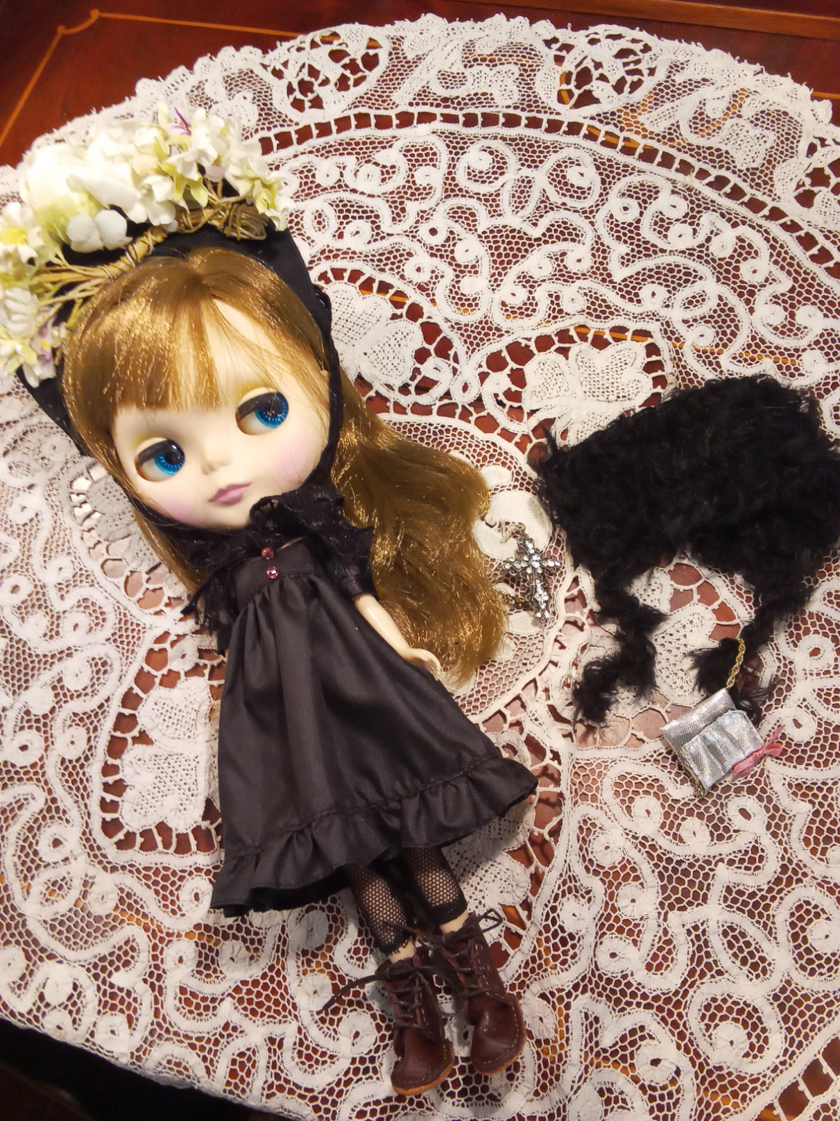 CC00011  ブライス本体 ドレス  アウトフィットボンネット  革ブーツ    黒ニットケープ  バック