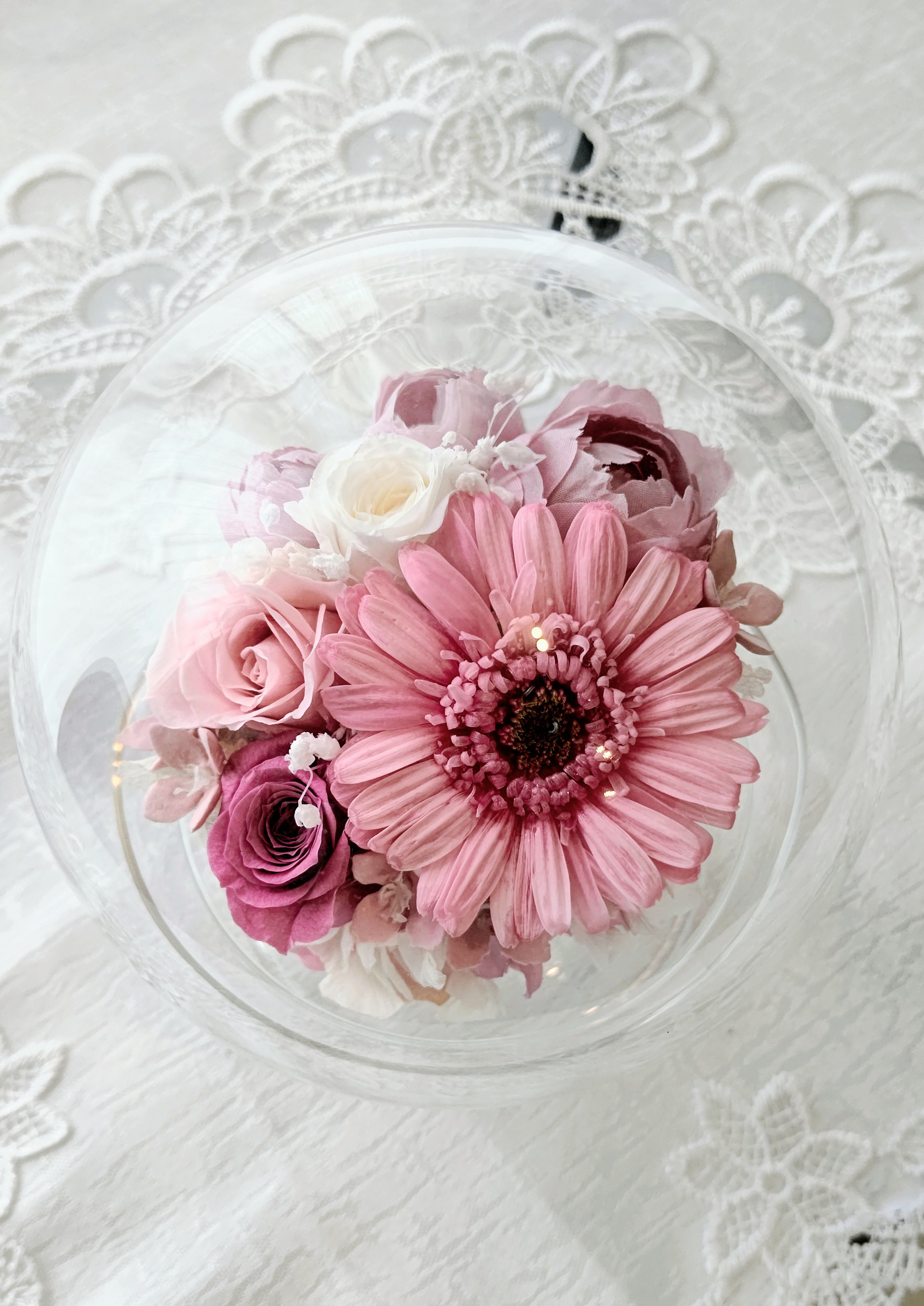 ～ガ一ベラの花言葉を添えて～とっても可愛いガーベラのプリザーブドフラワーの 台付きガラスド一ムアレンジ