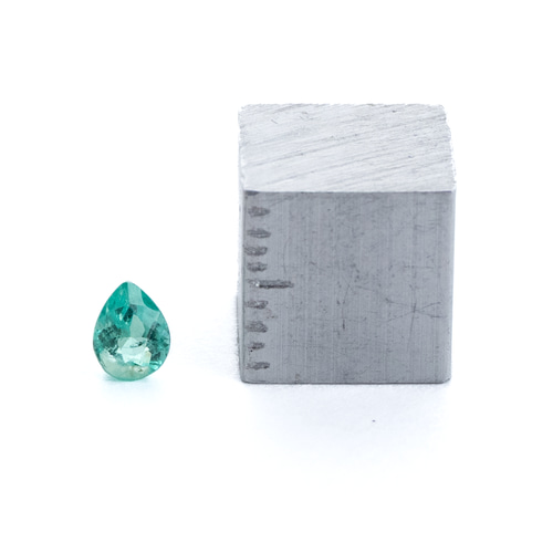 UVカラーチェンジ】蛍光エメラルド 0.25ct 天然石 まるむ商会 通販