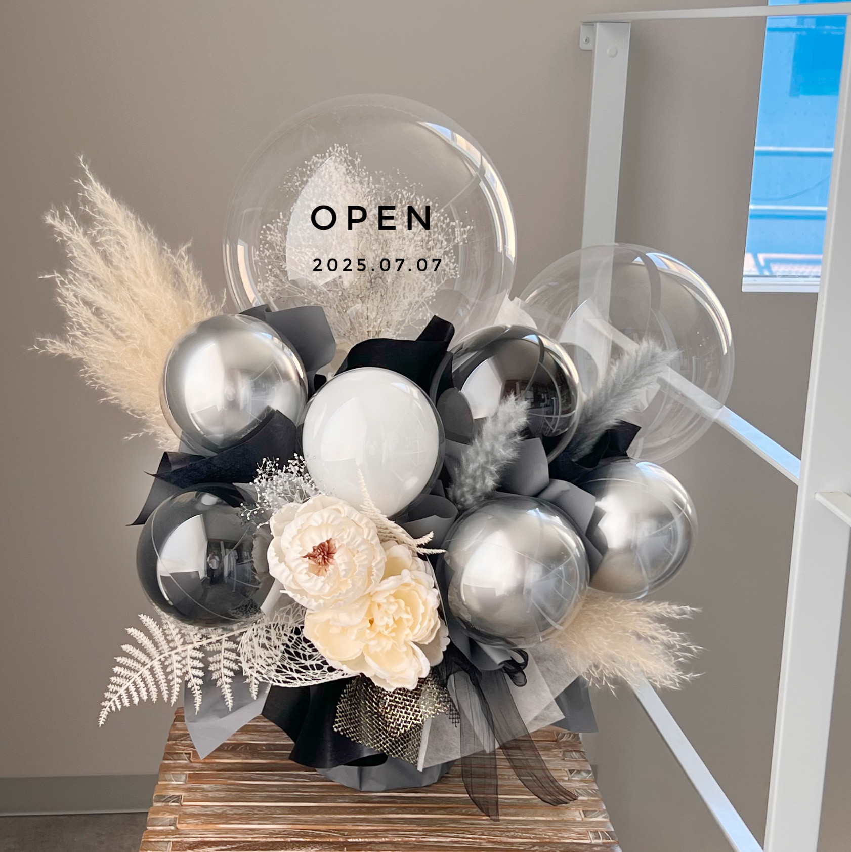 お花屋さんのバルーンフラワー　A251 ブラック　結婚祝い　誕生日　電報　祝電　開店祝い　開院祝い　開業祝い