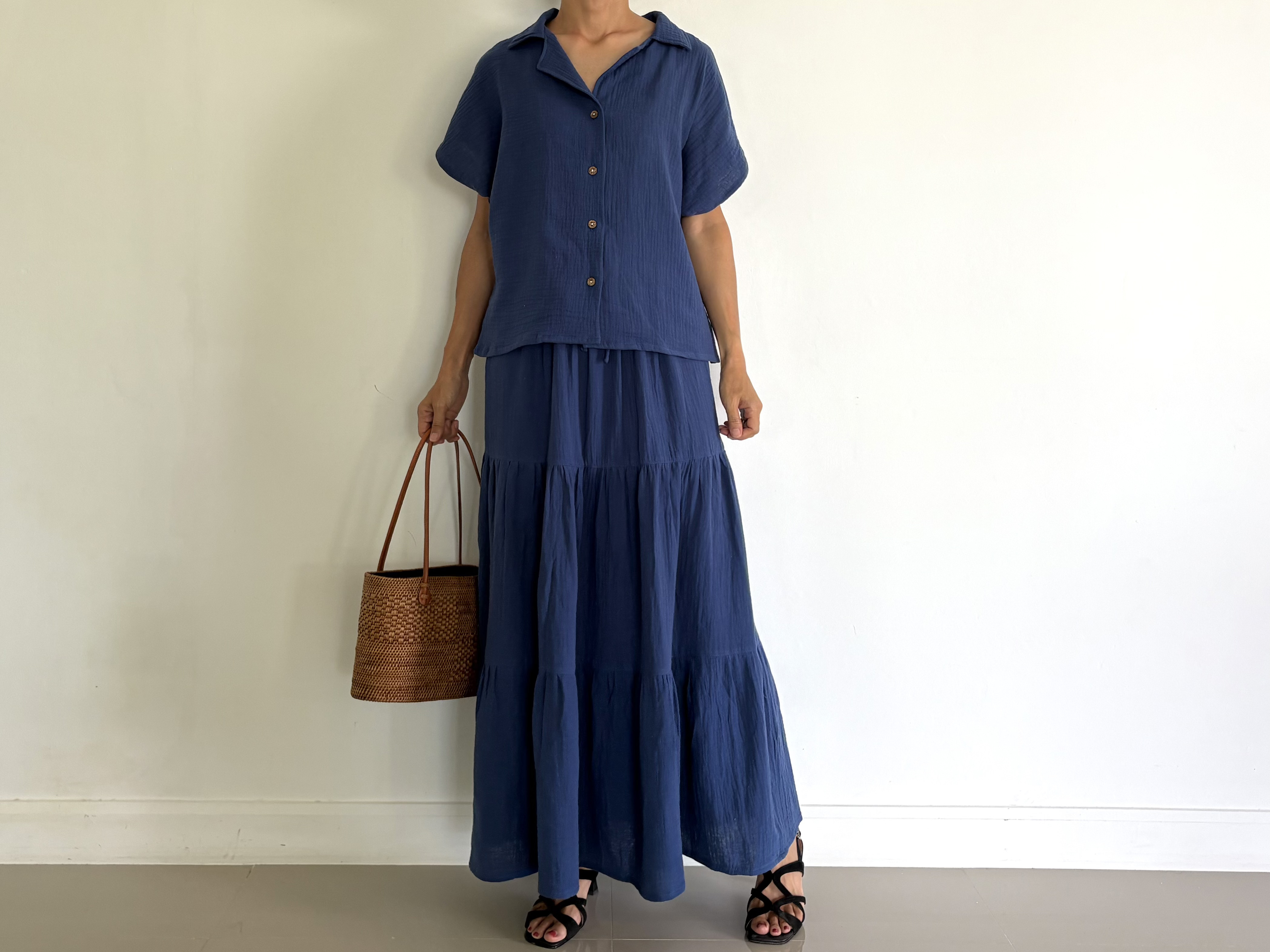 大人の“ゆるっと感“のガーゼシャツ。コットン100とダブルガーゼ構造でふんわり軽やか。（半袖・ネイビー）