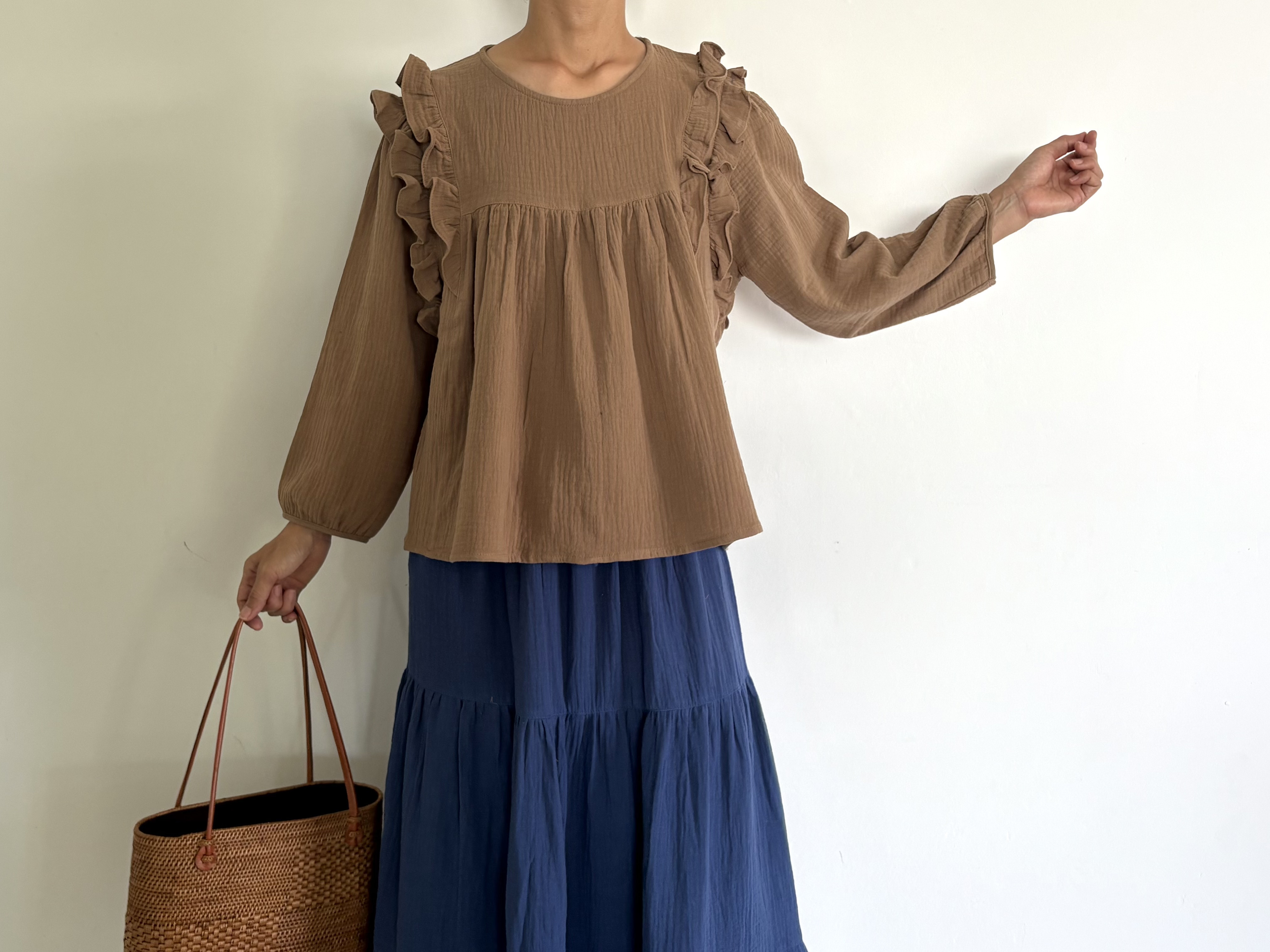 モカブラウンの上品カラー ふんわり軽やか、華やかに。ダブルガーゼのフリルブラウス 長袖　GB320