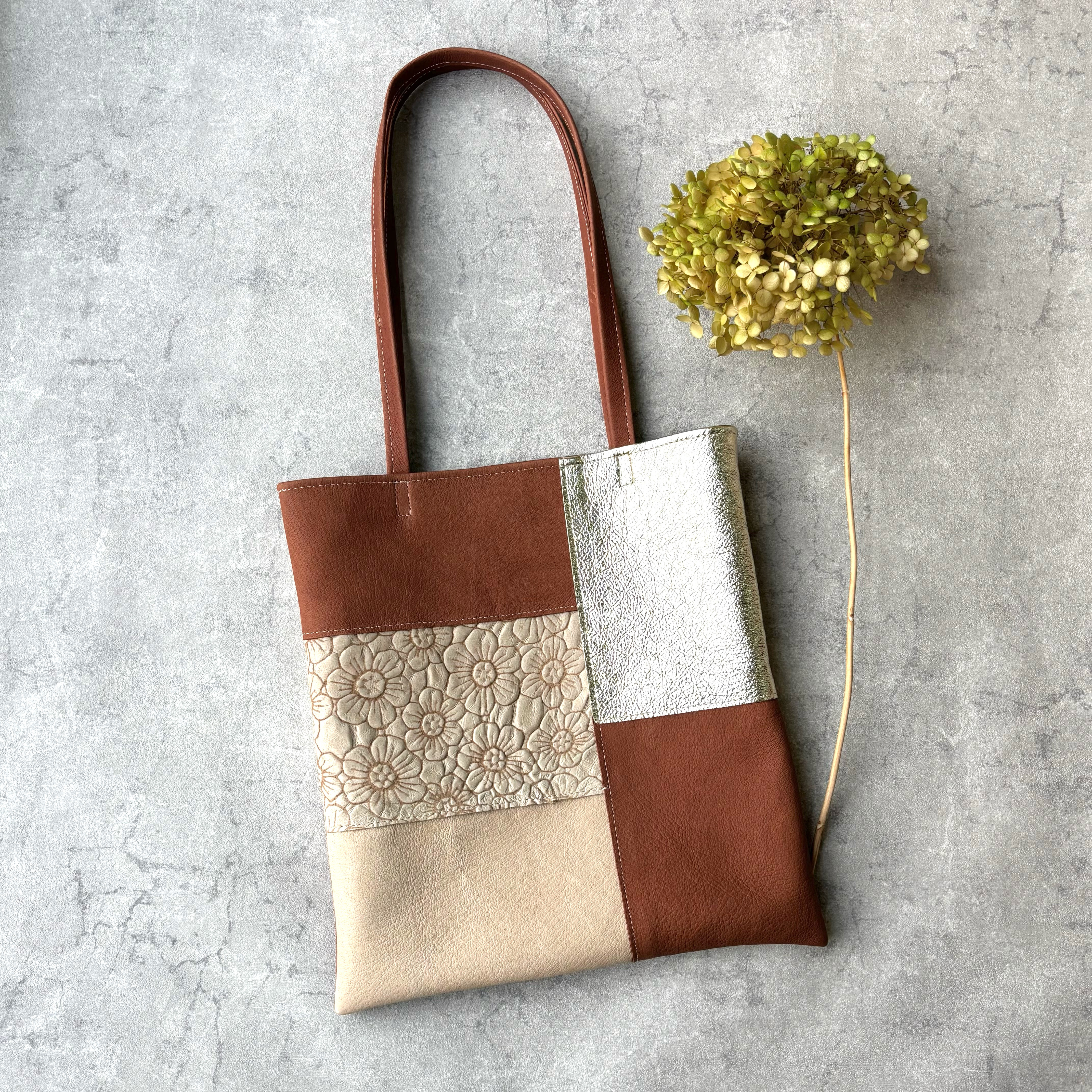 ピッグスキンのフラットバッグ　フラワーベージュ