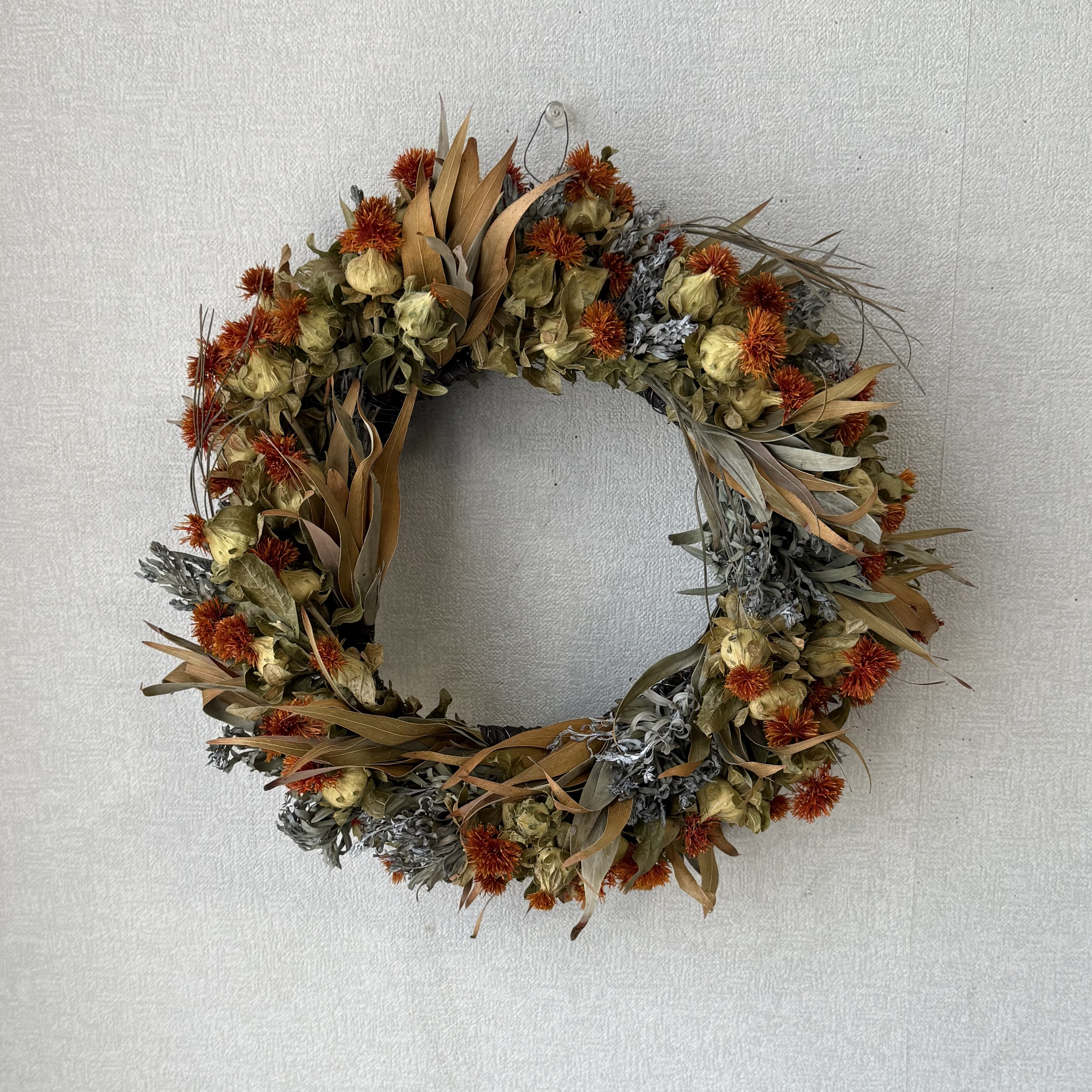 ワイルドフラワーと紅花のドライフラワーリース　　　　　直径310mm   一点もの　N o.27