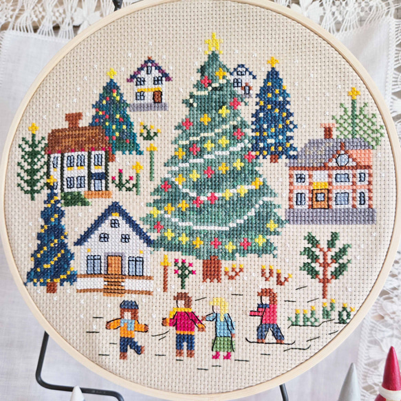 刺繍キット販売) クロスステッチで描くクリスマスツリーと子供たち