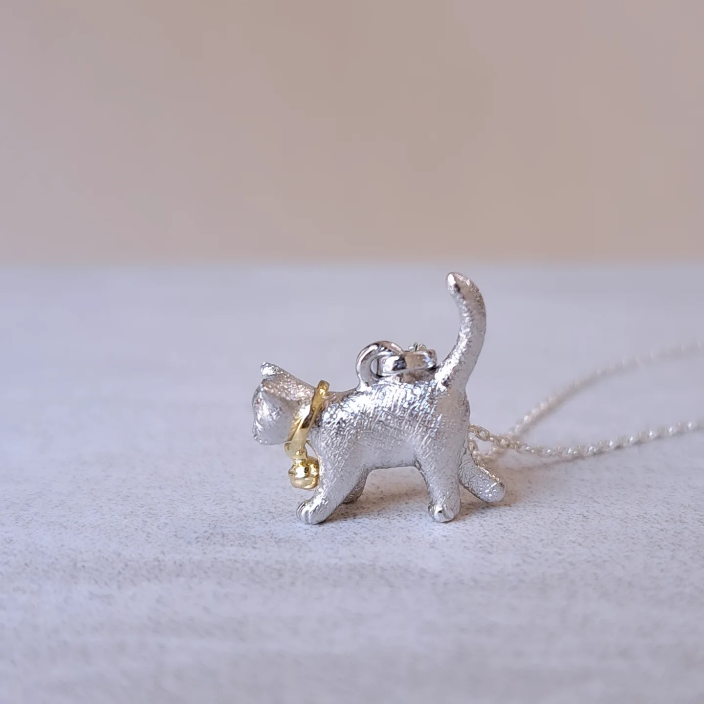 【 プラチナ 猫ペンダントトップ  中】ねこプラチナ 猫 プラチナ 猫ネックレス  ねこネックレス  猫ジュエリー 京都