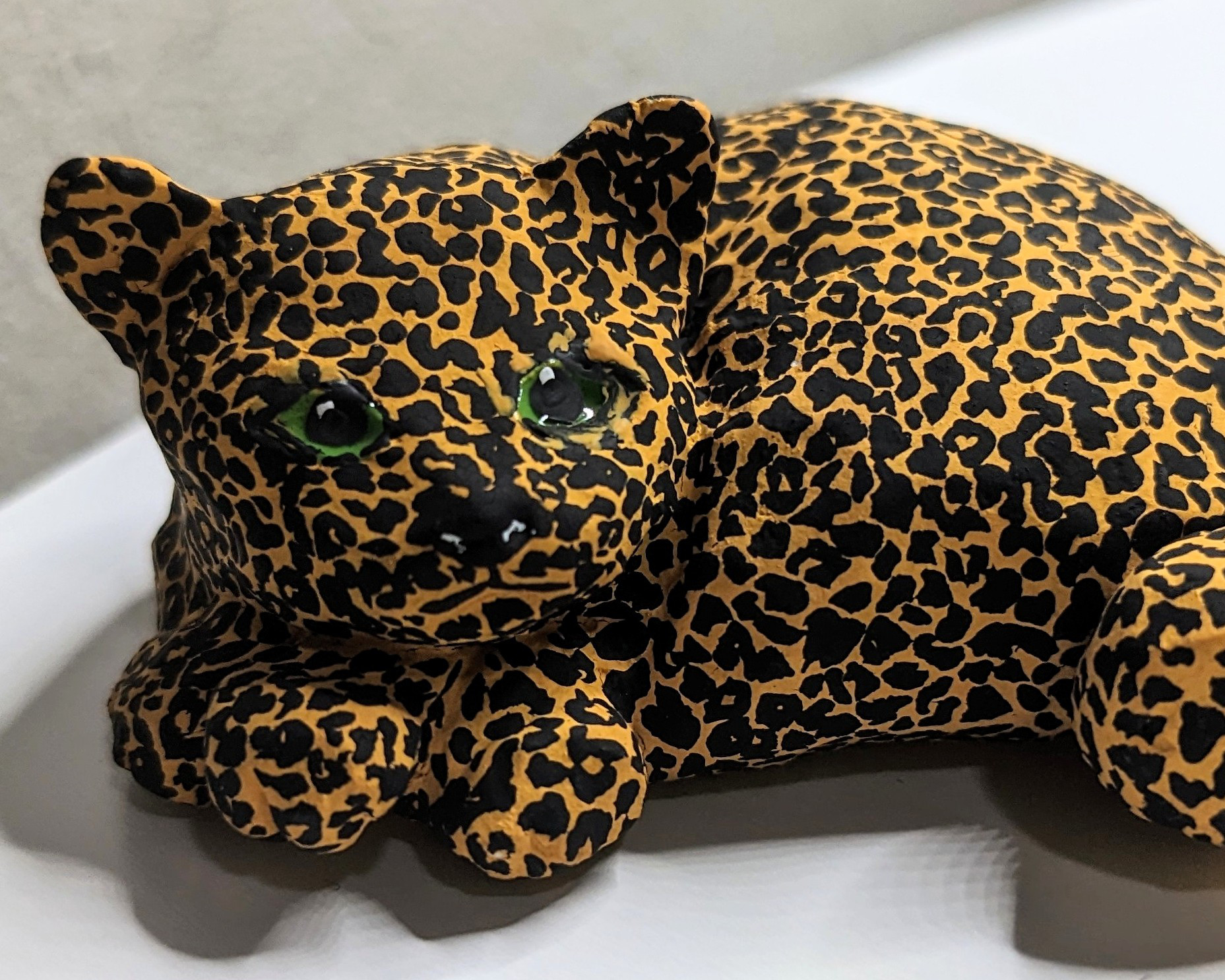 ヒョウ柄の猫の置き物