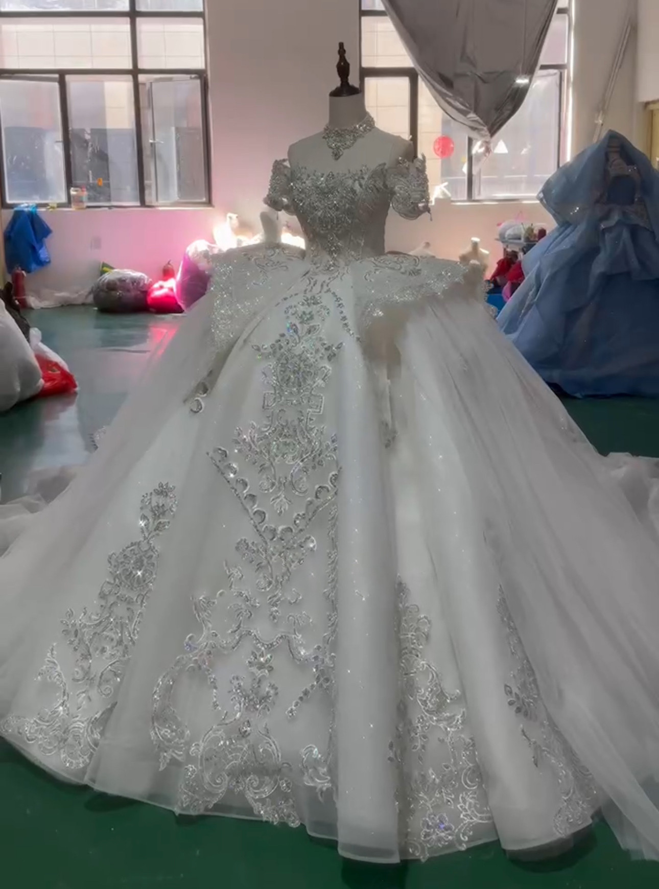 華やかなトレーン　プリンセスライン　ボリューム　オフショルダー　二の腕カバー　ホワイト　チュールウェディング結婚式ビジュ