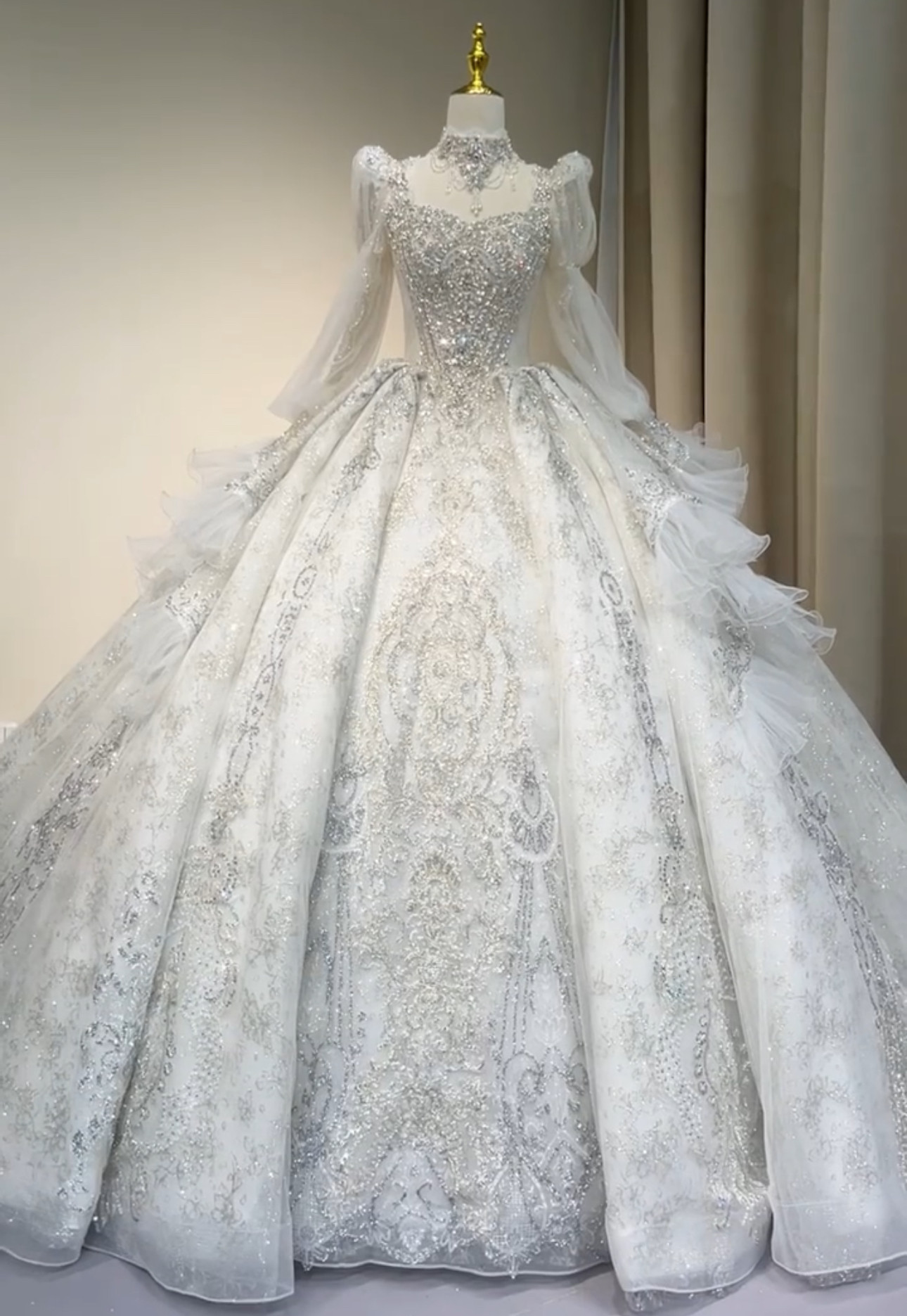 華やかな　ギャザー　ウェディングドレス　長袖パフスリーブ　可愛い　スクエアネック　大人気フランスレース結婚式編み上げ花嫁