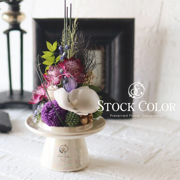 仏花 ピンポンマムと胡蝶蘭の和モダンアレンジ(L) 花器付き＊プリザーブドフラワー＊お供え花 お盆 お彼岸 喪中見舞い 1枚目の画像