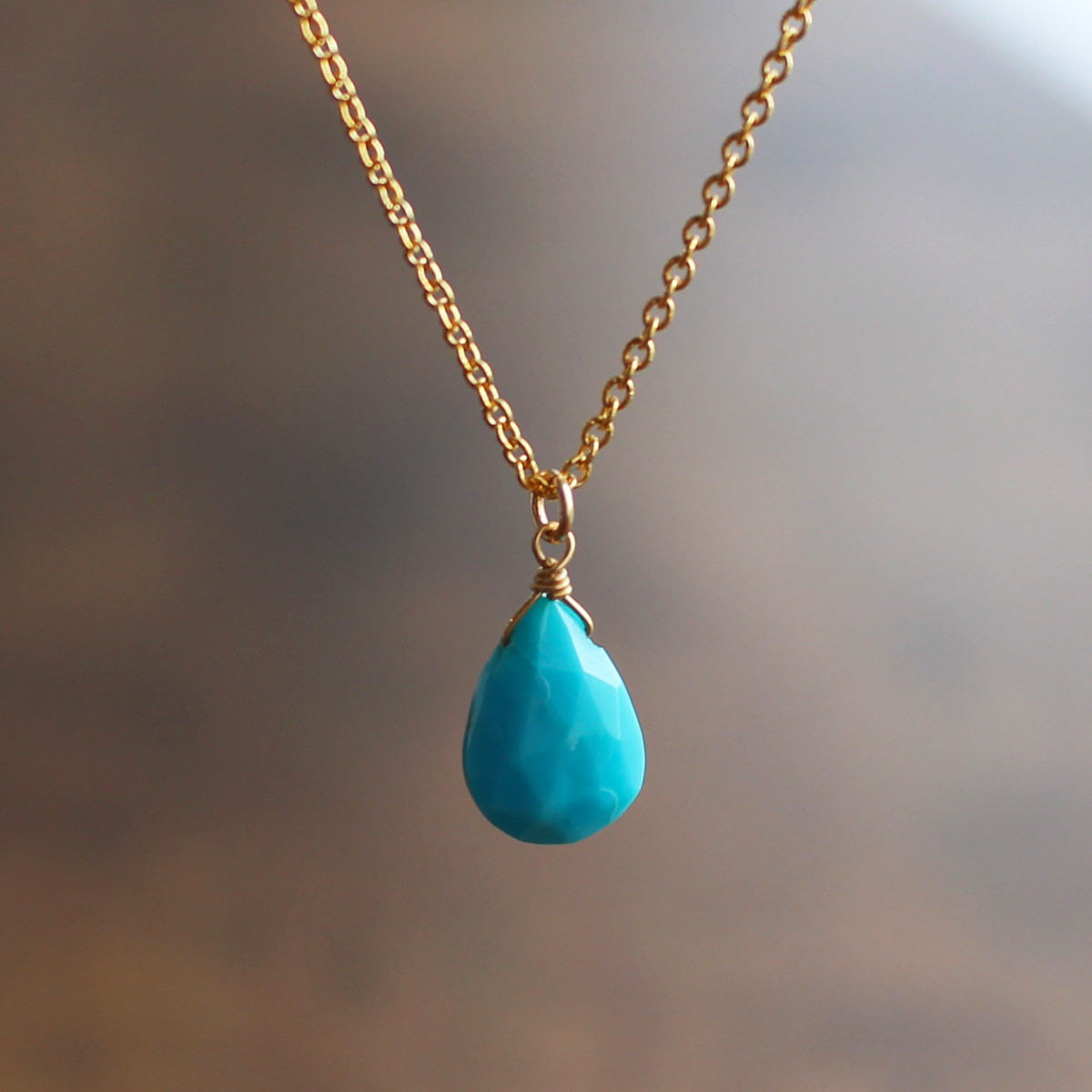 ✨際立つターコイズブルー✨ キングマンターコイズ＜ペアシェイプ・ブリオレット＞のネックレス（K14GF）