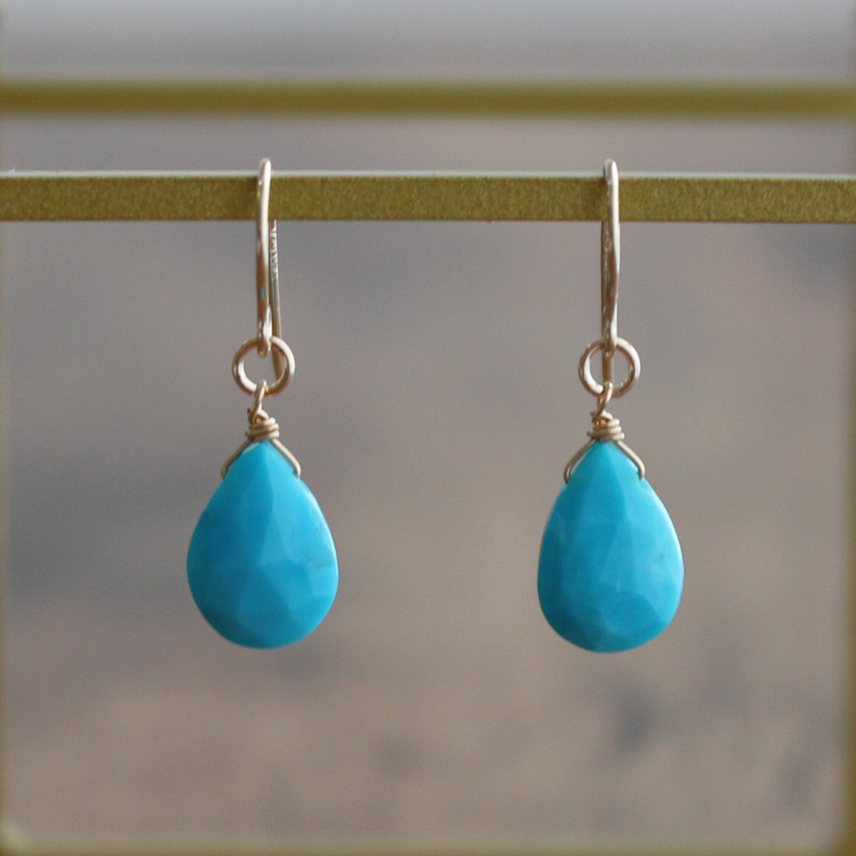 ✨際立つターコイズブルー✨ キングマンターコイズ＜ペアシェイプ・ブリオレット＞のピアス（K14GF）※イヤリングに変更可