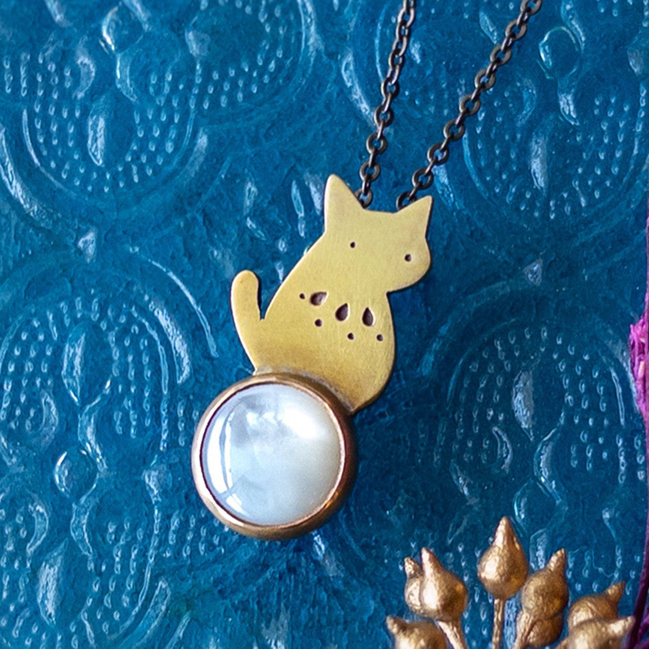 【受注制作】猫とホワイトシェルのペンダント