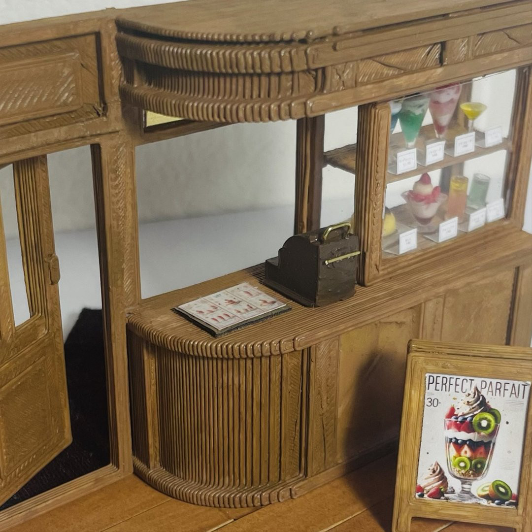 1/48スケール　パフェの並ぶ店先　ケース付き　ドールハウス