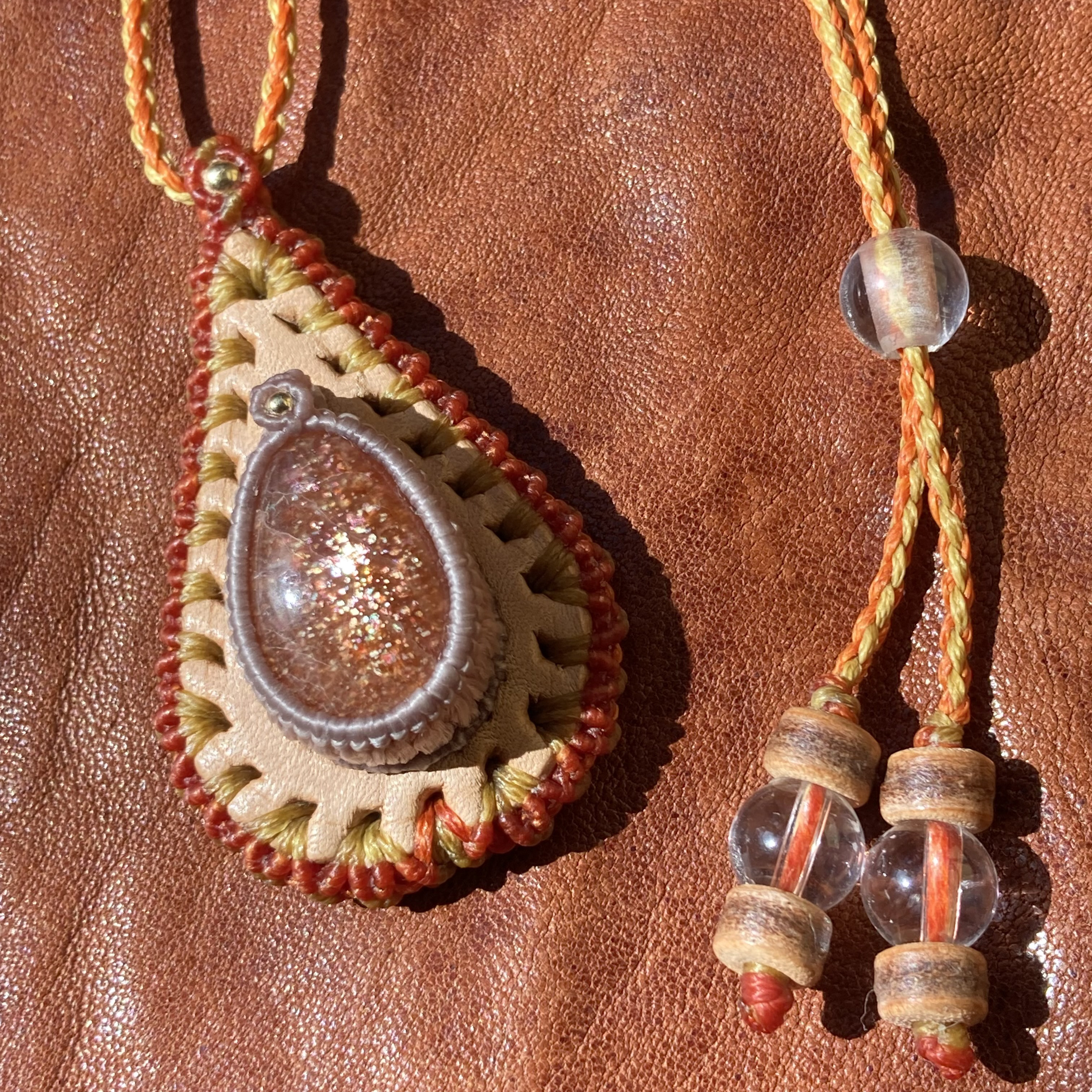 -サンストーン- レザーマクラメネックレス