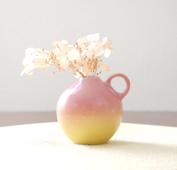 桃の絵柄 陶器花瓶 桃の絵柄 陶器花瓶 桃のグラデーション 持ち手付きの一輪挿し 一輪挿し