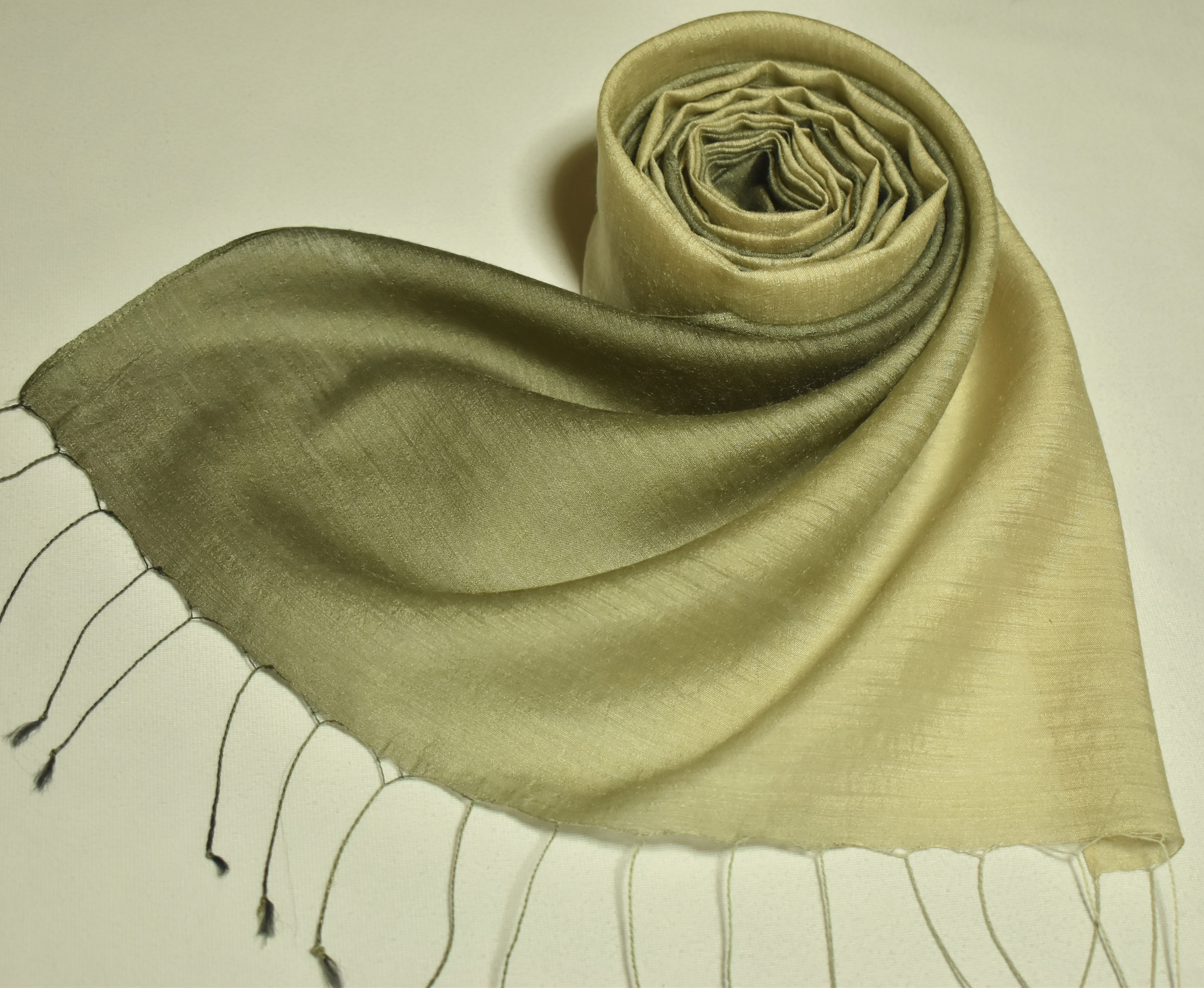 新作　ムガシルク１００％「色が変化する麴塵染」（カフェオレ～オリーブドラブ）