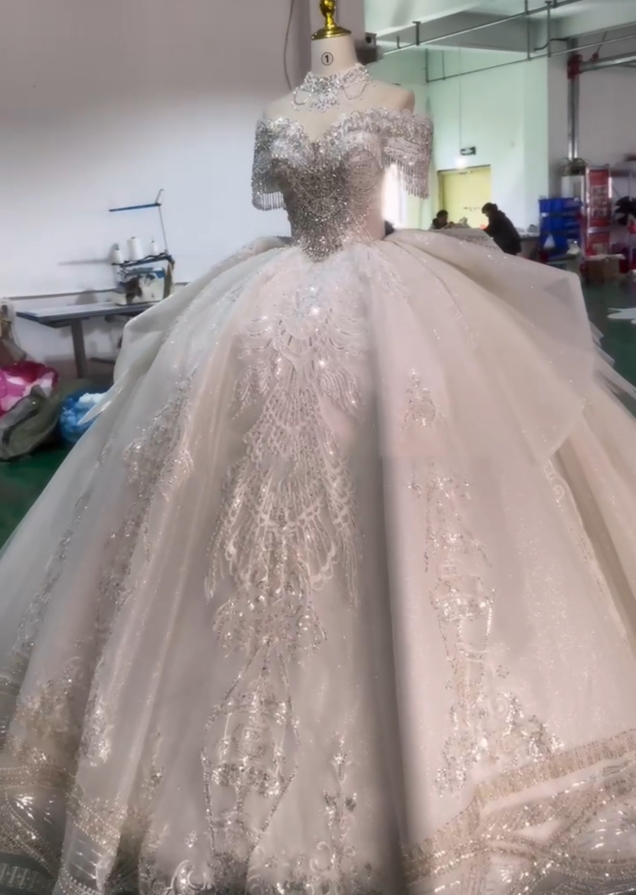 大人気　ラッフルスカート　フランスレース　2の腕を隠せる　たっぷりストーン王道派女王派エレガント挙式花嫁ブライダル前撮り