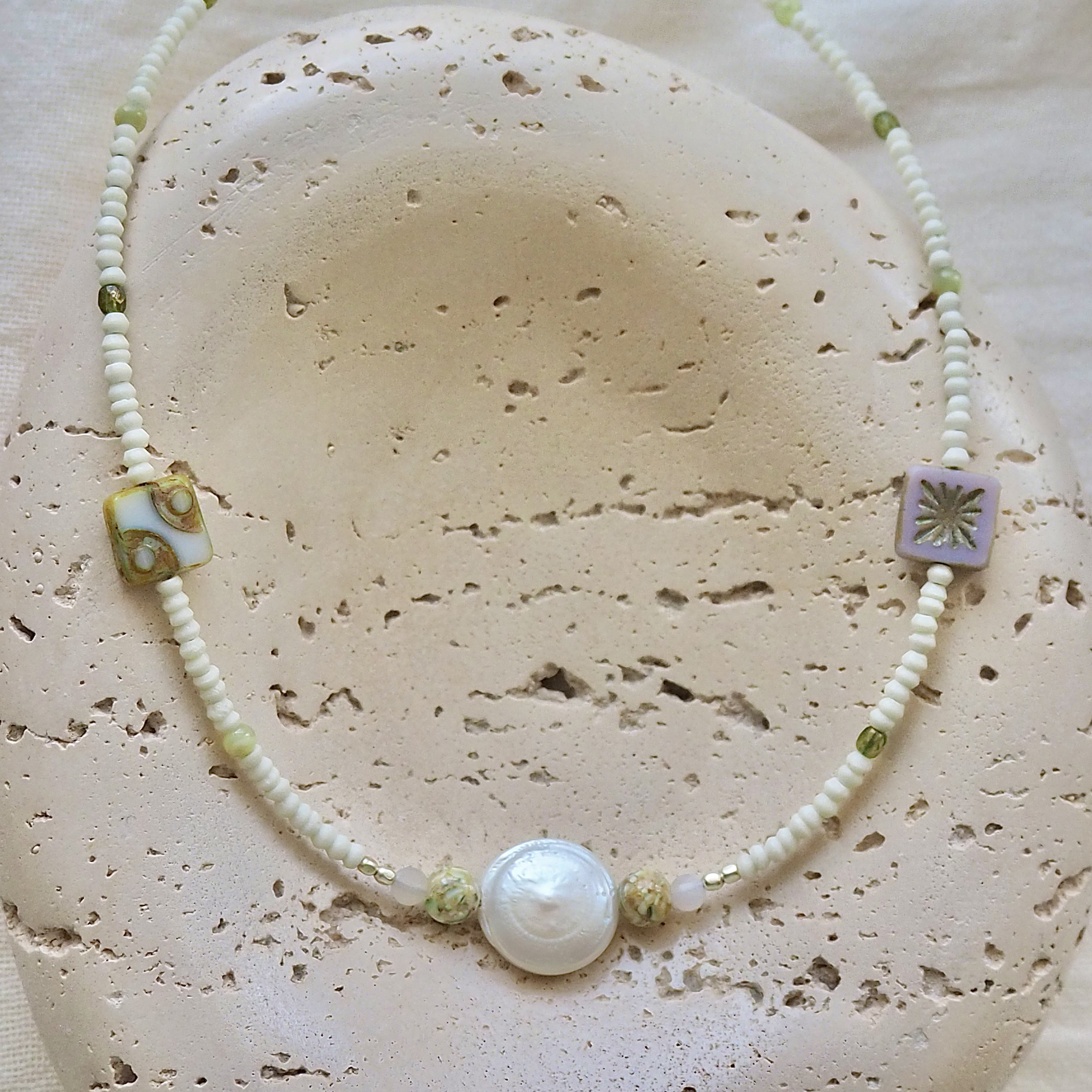 静かな個性をまとう ─ 淡水パールとホーンビーズのネックレス