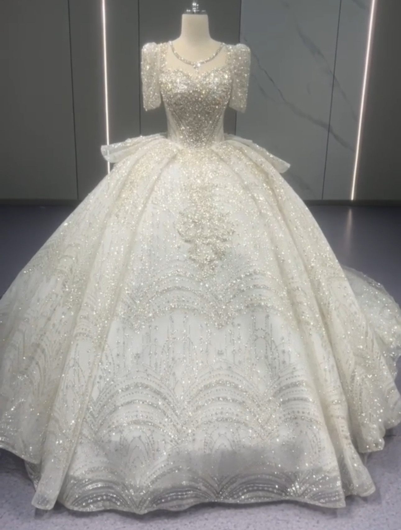 憧れのドレス　韓国風　半袖　輝く　目立つ　ラッフルスカート　チュール　キラキラ　ラメ入り　背中見せ　編み上げ　ブライダル