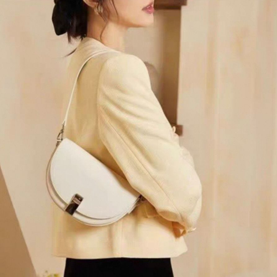 本革の半円サドルのバッグの新しいモデルの女性の肩の脇のバッグ斜めショルダーバッグ牛革の通勤の携帯電話のバッグです