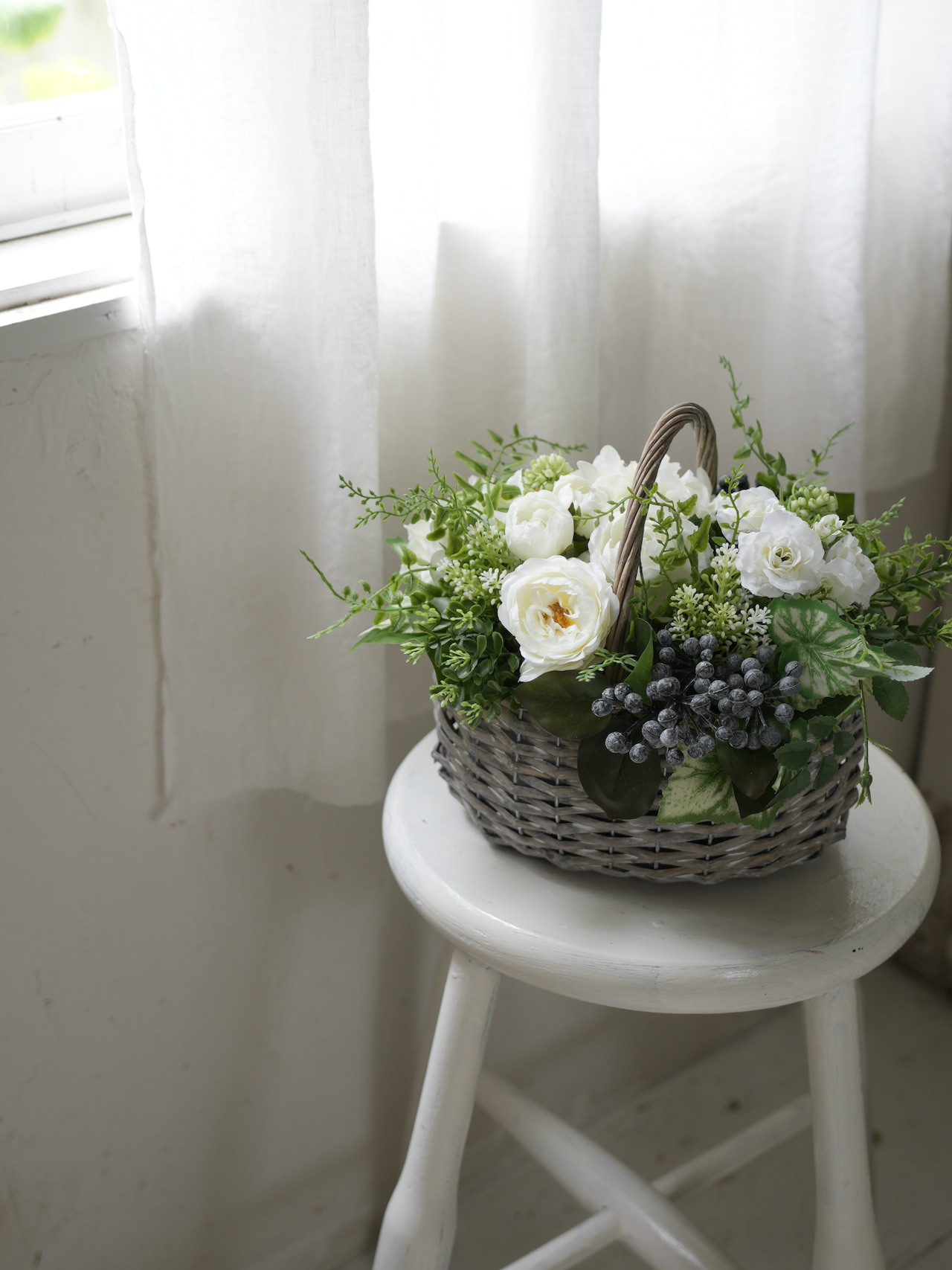 可愛いが続くバスケットアレンジメント