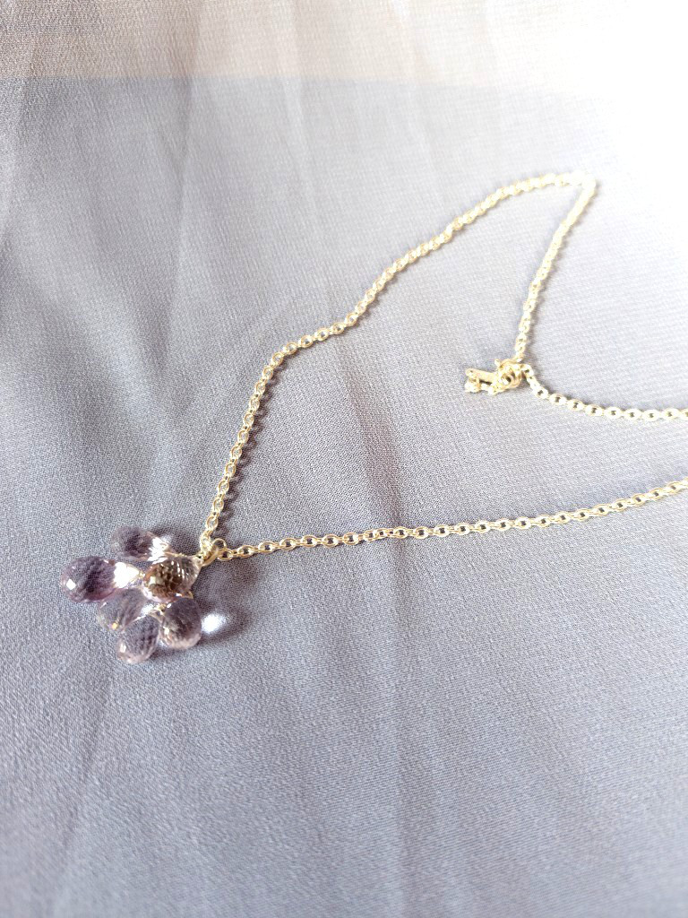 ライトアメジストの上品なペンダントトップ