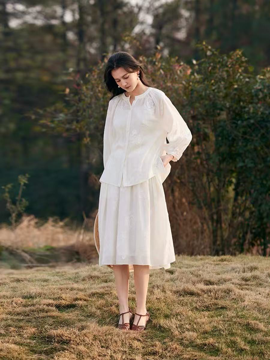 刺繍入りブラウス　長袖ブラウス　ギャザースカート