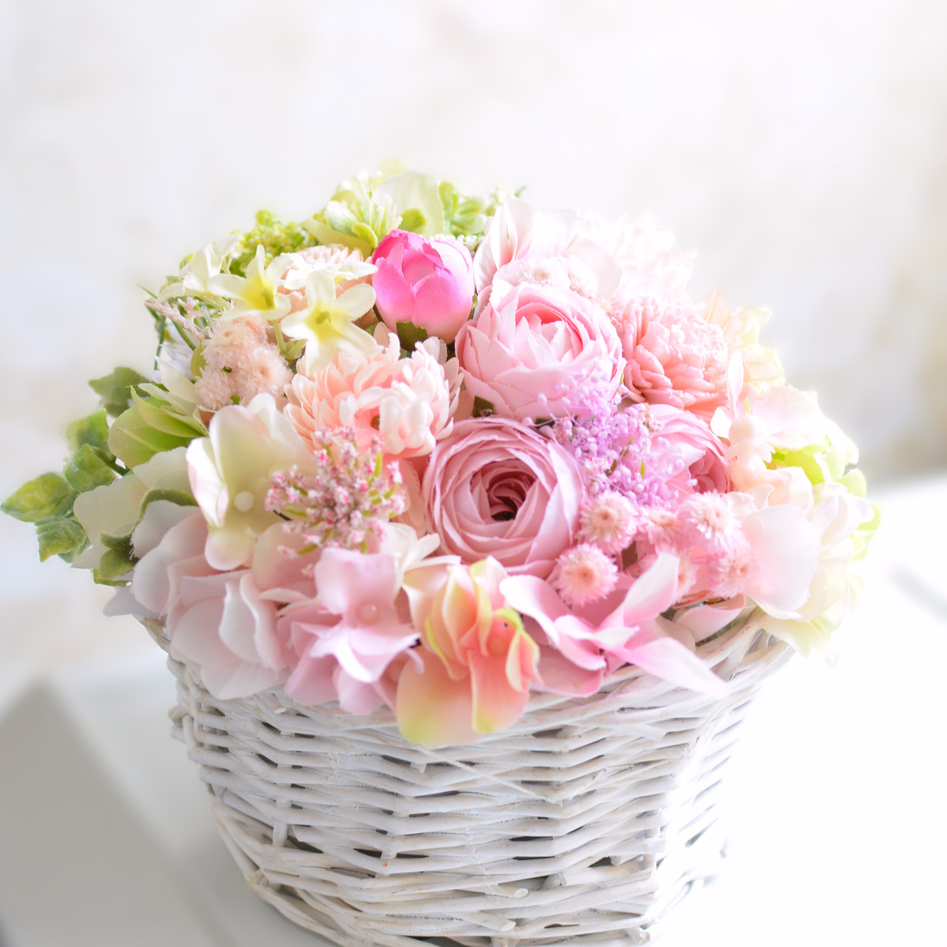 敬老の日に贈るギフト・ローズピンクの華やかアレンジメント・バラとラナンキュラス、レースフラワーで彩るかわいいアレンジ