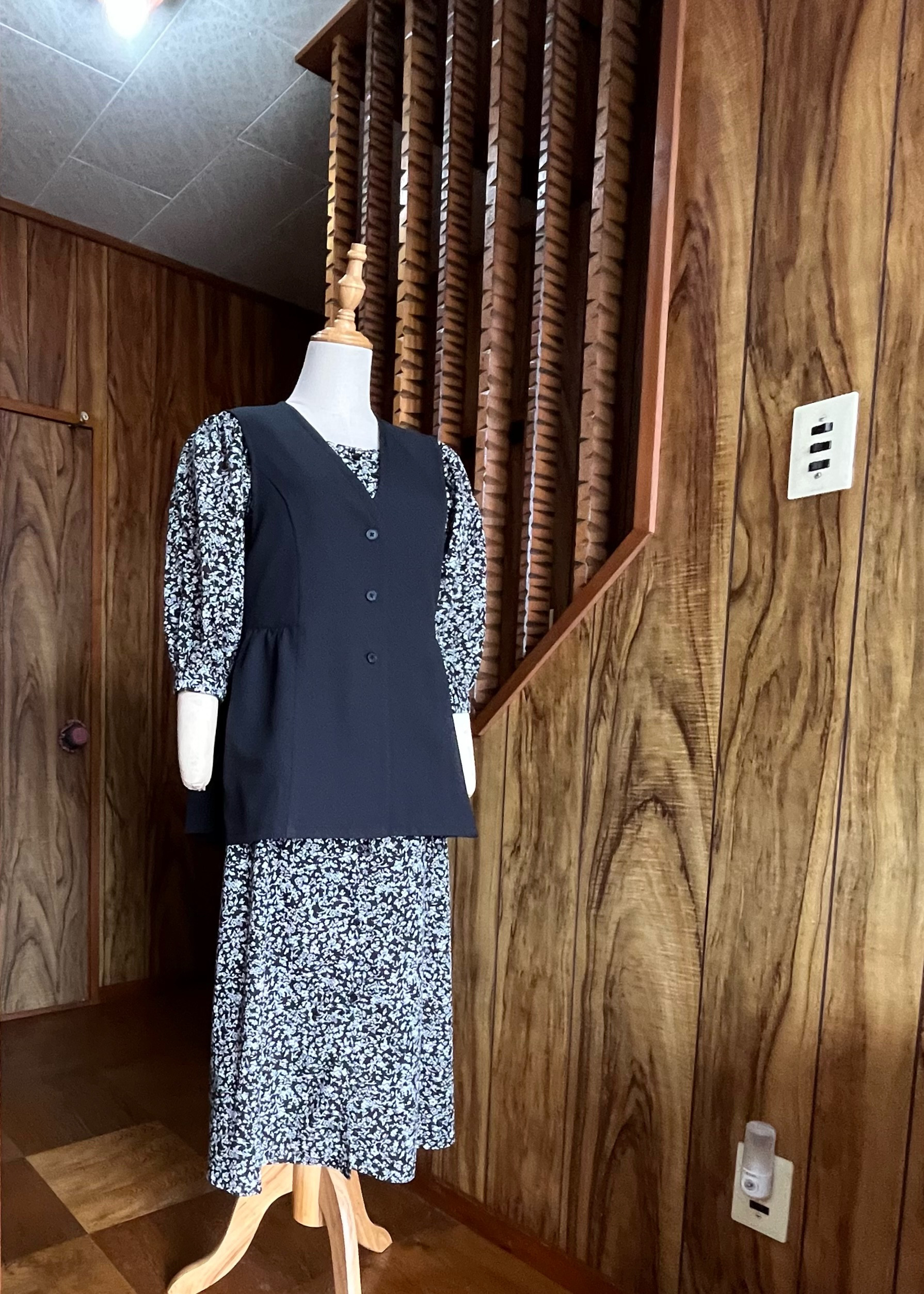 おしゃれなベスト風トップス　Mサイズ　黒っぽい紺色