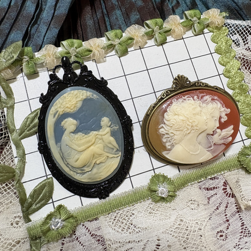 カメオ CAMEO ブローチ ヴィンテージ 美品 です（ケース付き）。 Shell cameo シェルカメオブローチ ペンダント 三美神