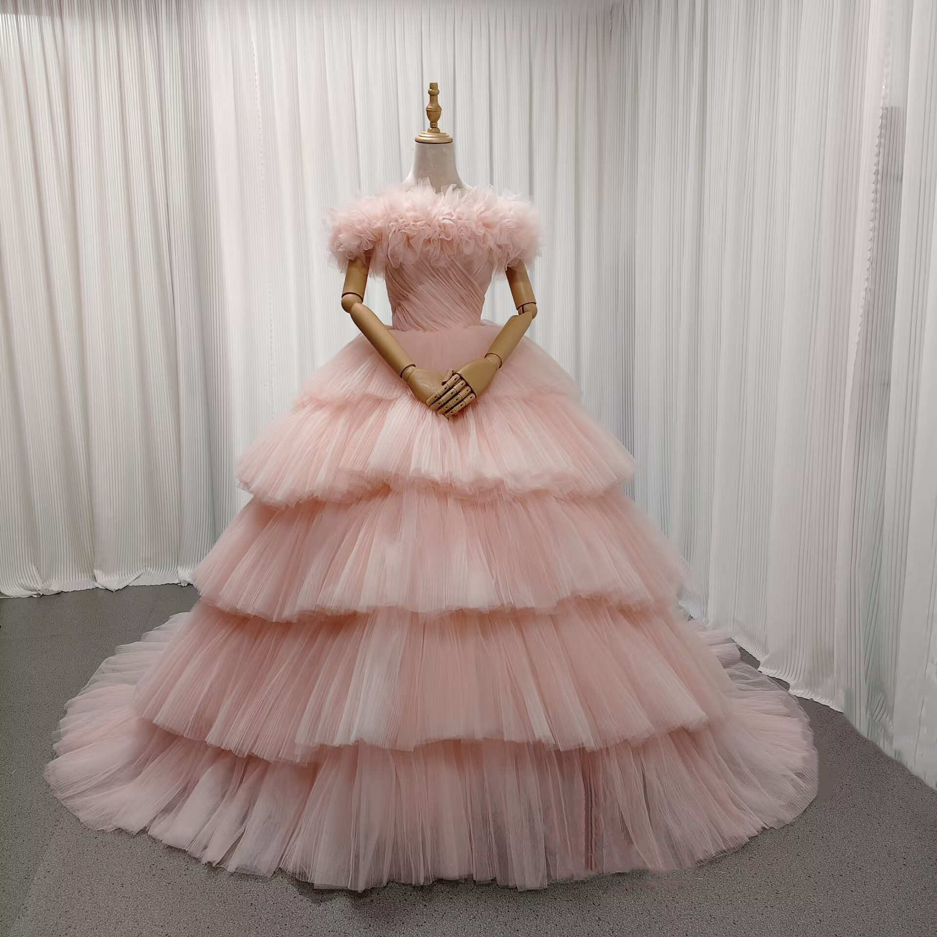 送料無料！カラードレス 薄ピンク 取り外し可能なオフショルダー ティアードのドレス 編み上げ プリーツドレス 花嫁