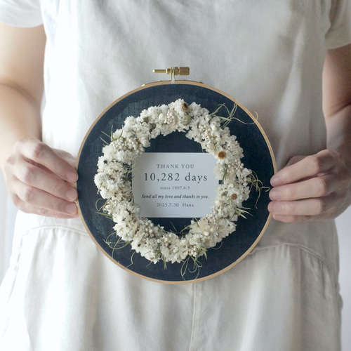 子育て感謝状｜刺繍枠のフラワーリース｜白い小花 × ネイビー ドライ