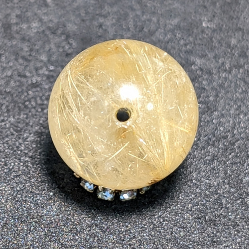 金色が美しい ゴールドタイチンルチル 13ミリ 極太金針水晶 粒売り 貫通穴あり 金色が美しい ゴールド タイチンルチル 13ミリ 極太金針入り水晶