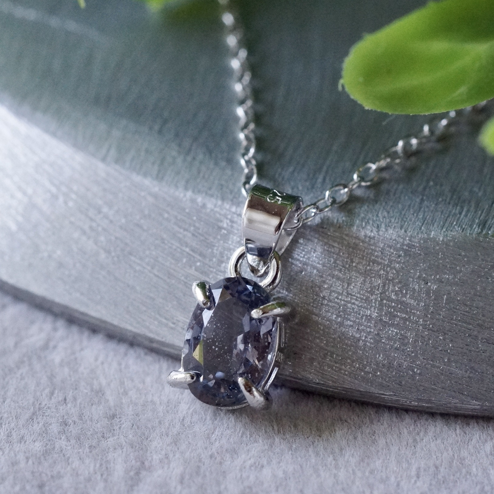 【送料無料】8月誕生石　パープルグレー　スピネル　ペンダントトップ　ロジウムコーティング　シルバー925　7x5mm