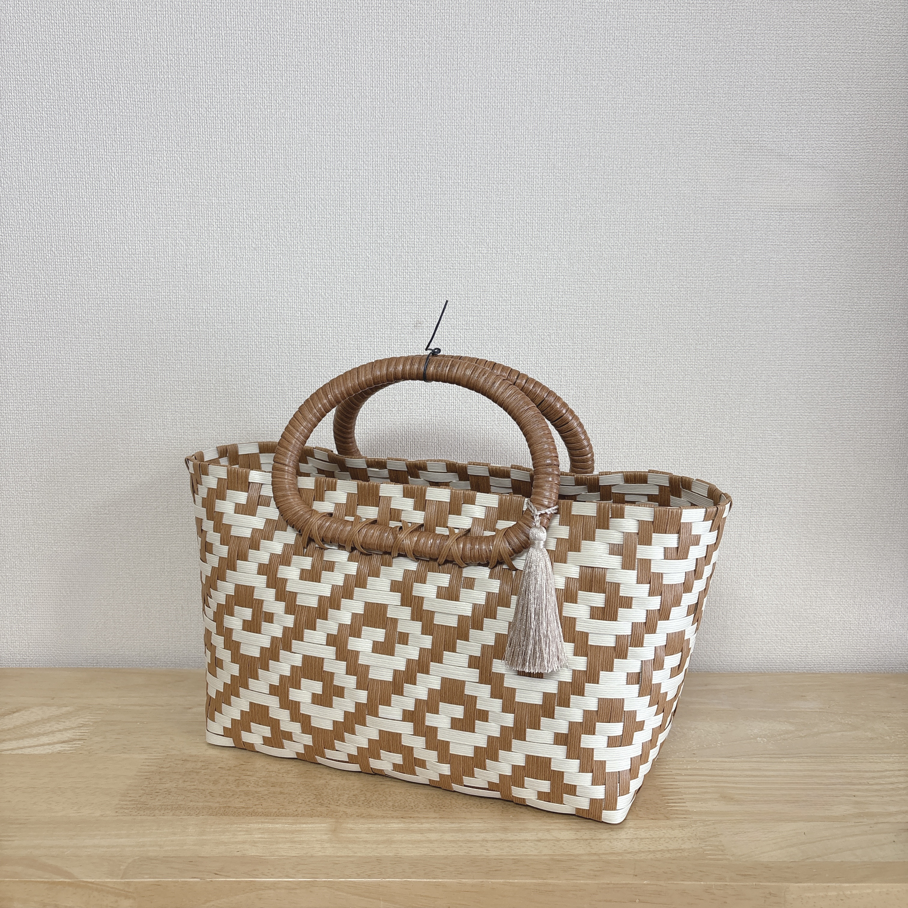 ぺったんこ紙バンドで編んだ網代編みの手提げ