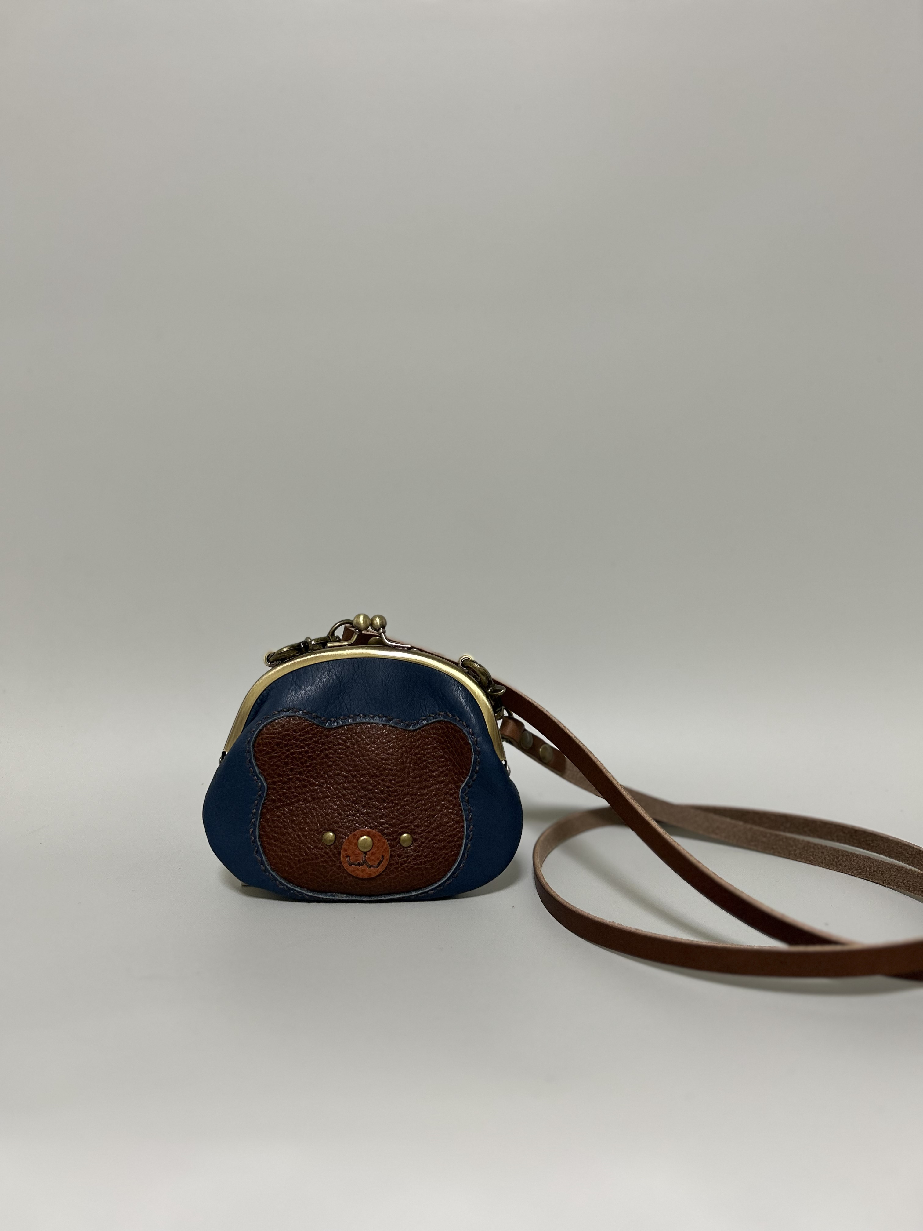 国産牛革✖️姫路レザーminiがま口ポシェット◆ネイビー　サコッシュ　革財布　カード入れ　秋冬新作2025