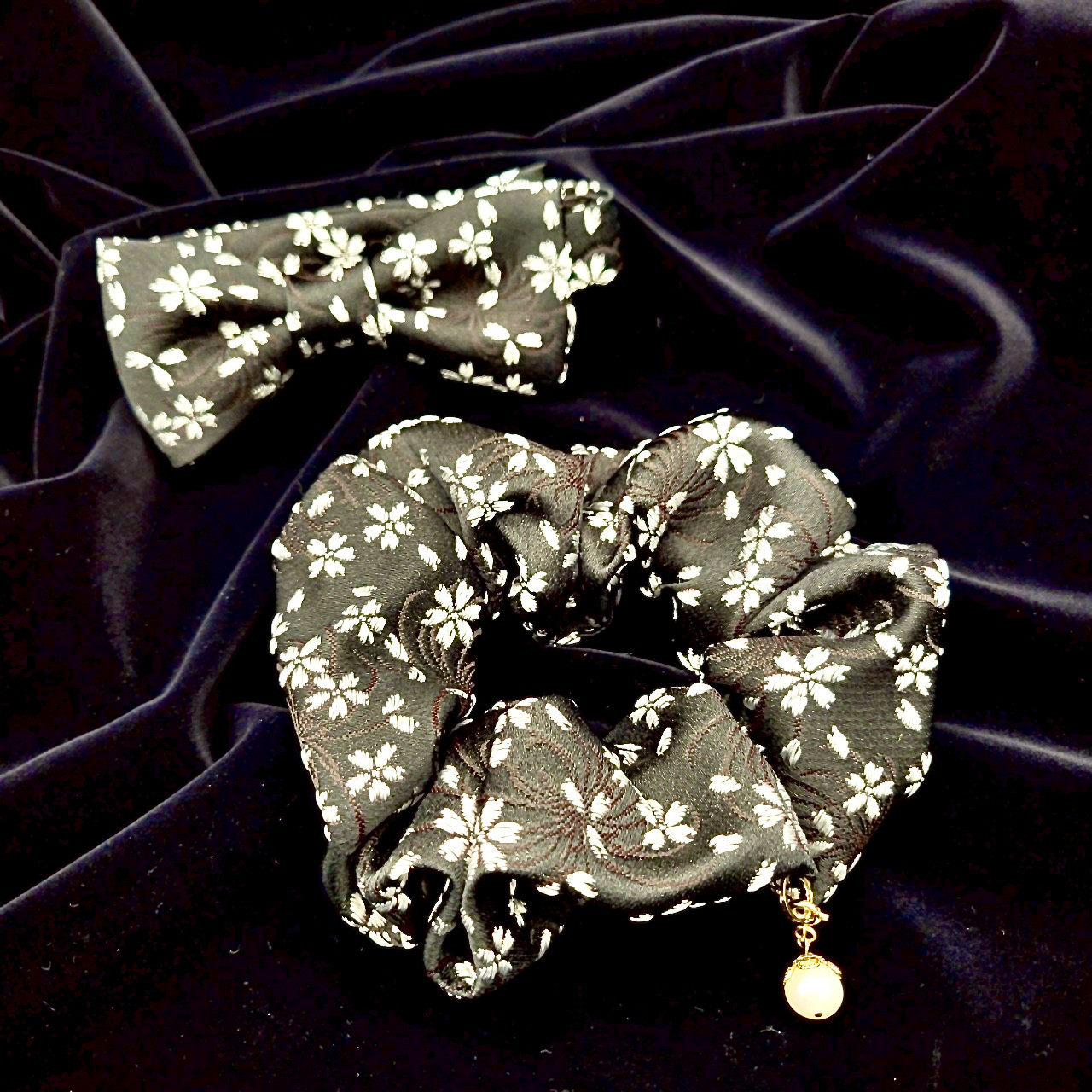 華やか金襴蝶ネクタイと淡水パール付きシュシュのペアセット❀漆黒色地に小桜柄　TS5